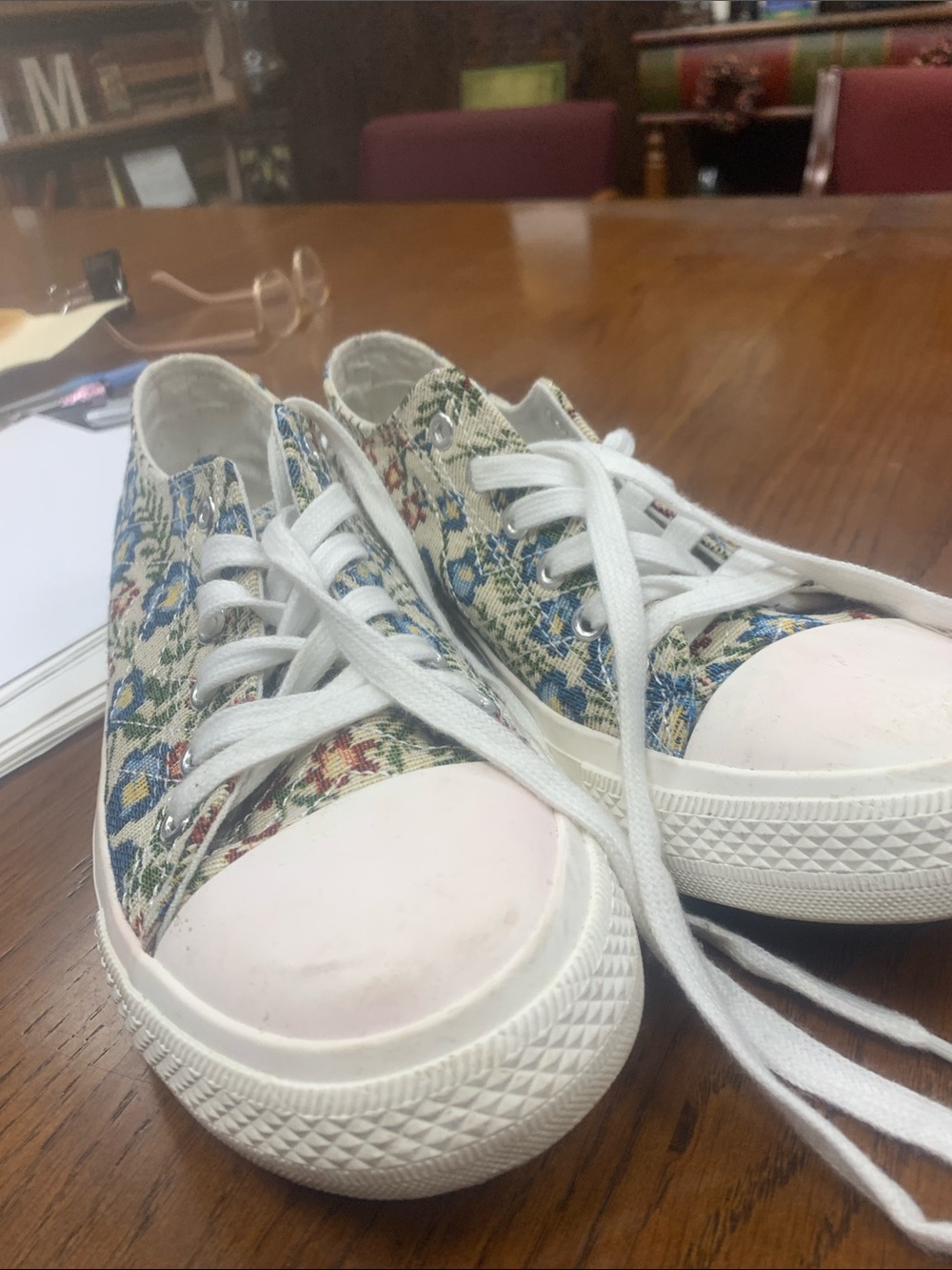 Tennis shoes
